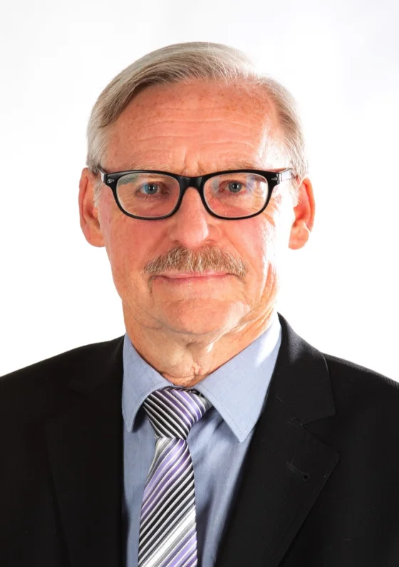 Rechtsanwalt Michael Kremnitz, Portraitaufnahme vor hellem Hintergrund