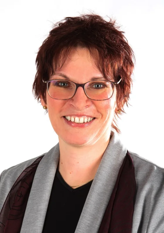 Rechtsanwältin Kerstin Küfner, Portraitaufnahme vor hellem Hintergrund