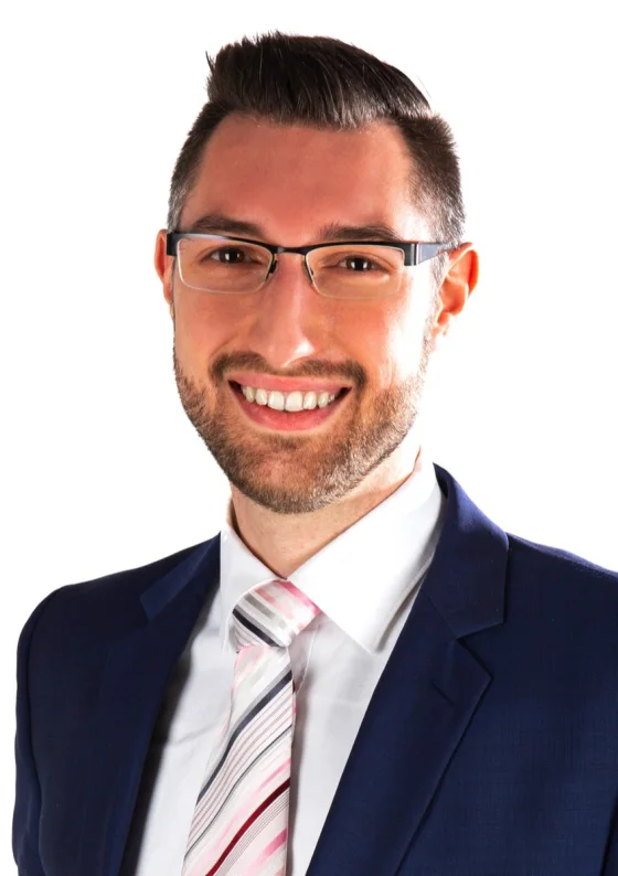 Rechtsanwalt Florian J. Riedel, Portraitaufnahme vor hellem Hintergrund