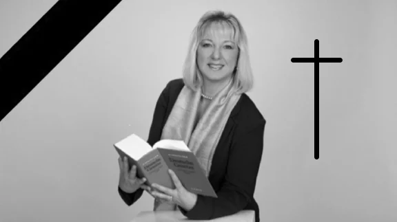 Rechtsanwältin Heike Söffker, Schwarz-Weiß-Aufnahme mit Trauerflor und Kreuz